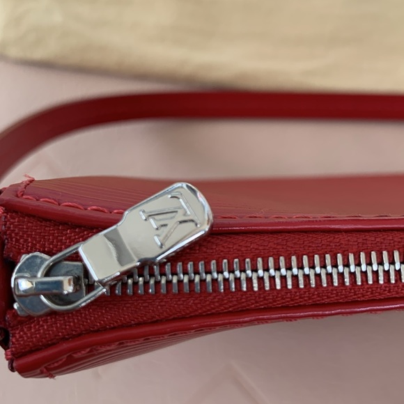 Red LV Louis Vuitton shoulder bag Pochette. - Picture 6 of 10